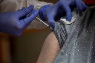 Une femme se fait vacciner contre le Covid-19 à Alcala Henares, en Espagne, le 28 janvier 2021.