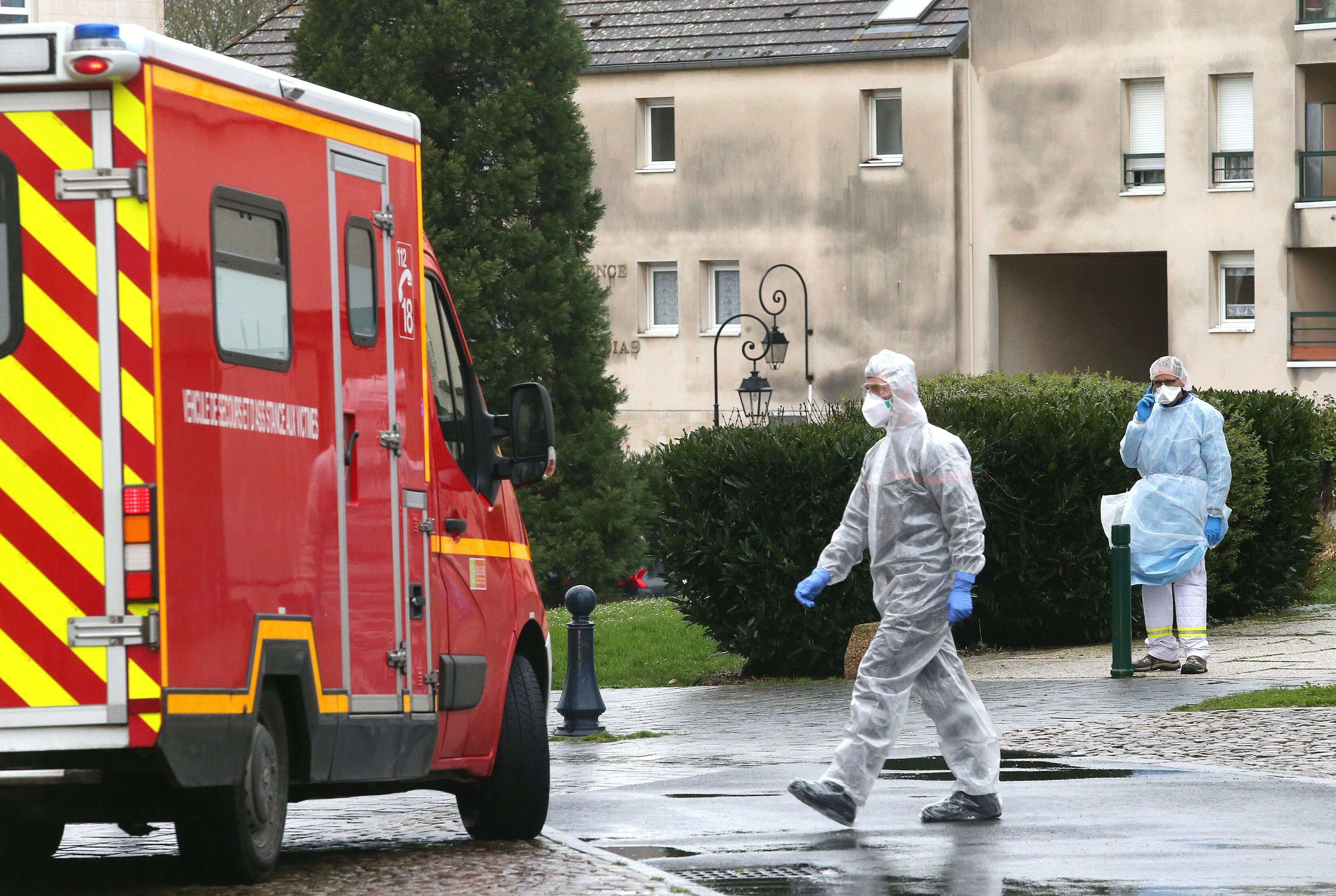 Des membres des services d'urgence et de soins intensifs au travail après un cas de contamination potentiel au Covid-19, le 2 mars 2020, dans une maison de retraite de Crépy-en-Valois dans l'Oise.