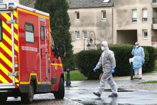 Des membres des services d'urgence et de soins intensifs au travail après un cas de contamination potentiel au Covid-19, le 2 mars 2020, dans une maison de retraite de Crépy-en-Valois dans l'Oise.