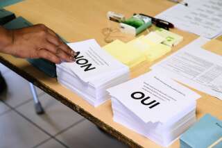 Des bulletins de vote à Nouméa lors du référendum sur l'indépendance de la Nouvelle-Calédonie le 4 octobre 2020 (Photo Theo Rouby / AFP)