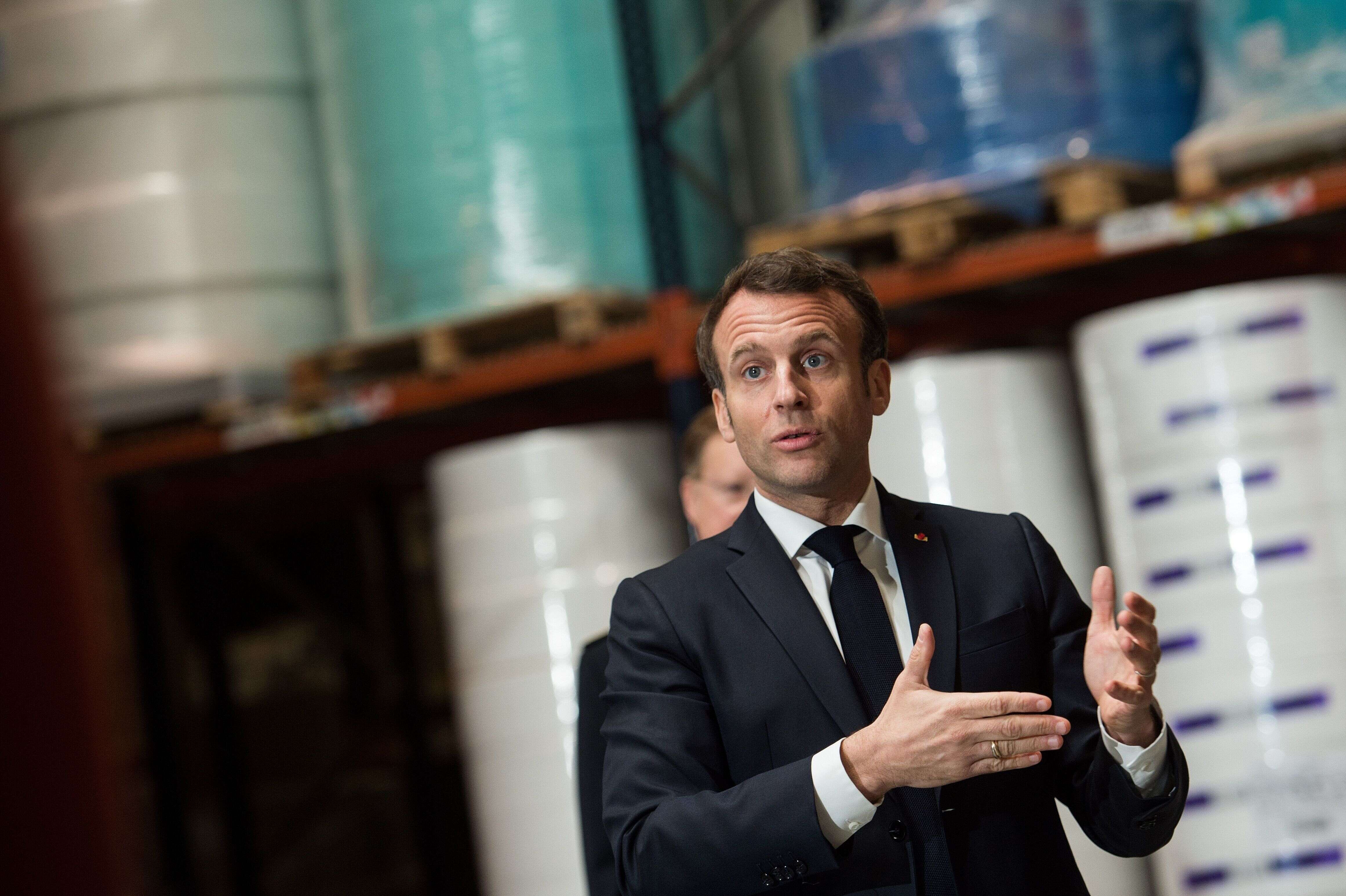 Emmanuel Macron a remercié mardi 31 mars les salariés de l'usine de masques Kolmi-Hopen près d'Angers