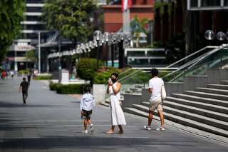 La cité-état de Singapour a mis en place des mesures de confinement strictes qui ont dans un premier temps arrêté l'épidémie