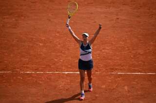 Barbora Krejcikova célèbre sa victoire sur Anastasia Pavlyuchenkova qui lui permet de remporter le tournoi féminin de Roland Garros 2021.