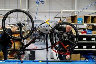 Darmanin annonce la fin de la prime d'achat d'un vélo électrique (au grand dam des constructeurs)