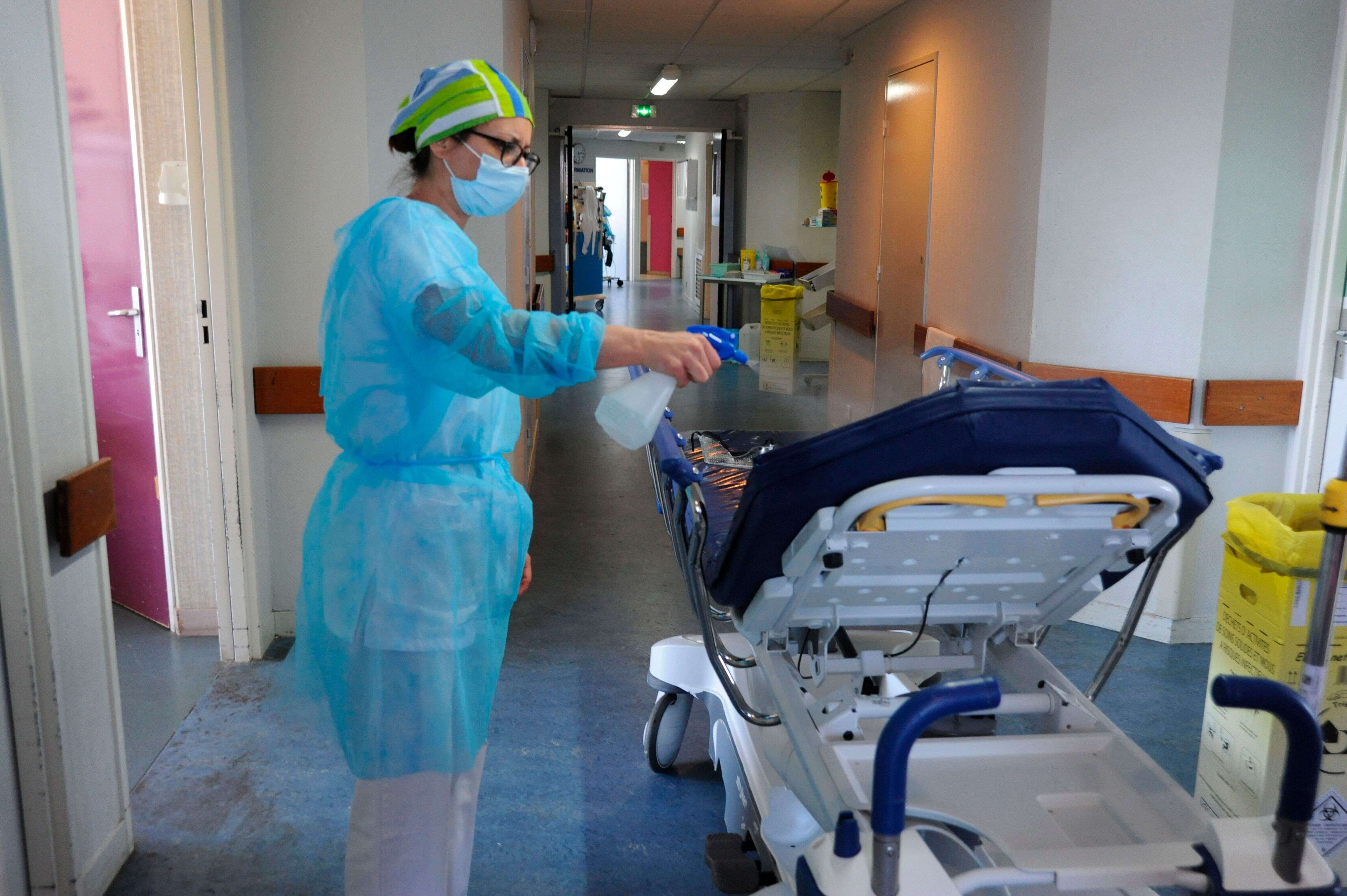 Une infirmière désinfecte un brancard aux urgences de l'hôpital d'Abbeville (Photo by: Pascal Bachelet/BSIP/Education Images/Universal Images Group via Getty Images)