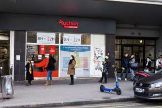 La prime promise aux salariés d'Auchan travaillant pendant la crise du coronavirus sera finalement proportionnelle au temps de travail (Image d'illustration à Paris le 17 mars).