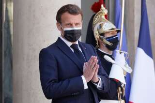 Selon Emmanuel Macron, qui s'exprimait devant des maires mardi 27 avril, le couvre-feu devrait rester en vigueur jusqu'au mois de juin (photo prise le 27 avril à l'Élysée).