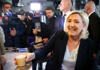 Marine Le Pen, ici lors d'une visite dans un marché aux puces à Hénin-Beaumont (Pas-de-Calais), le 8 mai. 2022.