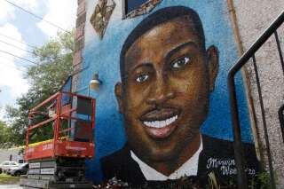 Pourquoi 1000 Américains vont être convoqués dans le procès pour meurtre d'un joggeur noir (Photo d'illustration d'une fresque murale en hommage à Ahmaud Arbery réalisée en mai 2020. Photo par AP Photo/Sarah Blake Morgan)