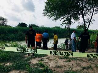Près de l'endroit où les corps de Oscar Martinez Ramirez et de sa fille ont été retrouvés au Mexique, la police a mis en place un cordon de sécurité.