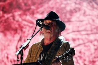 Covid-19: Neil Young retire sa musique de Spotify qu'il accuse de 