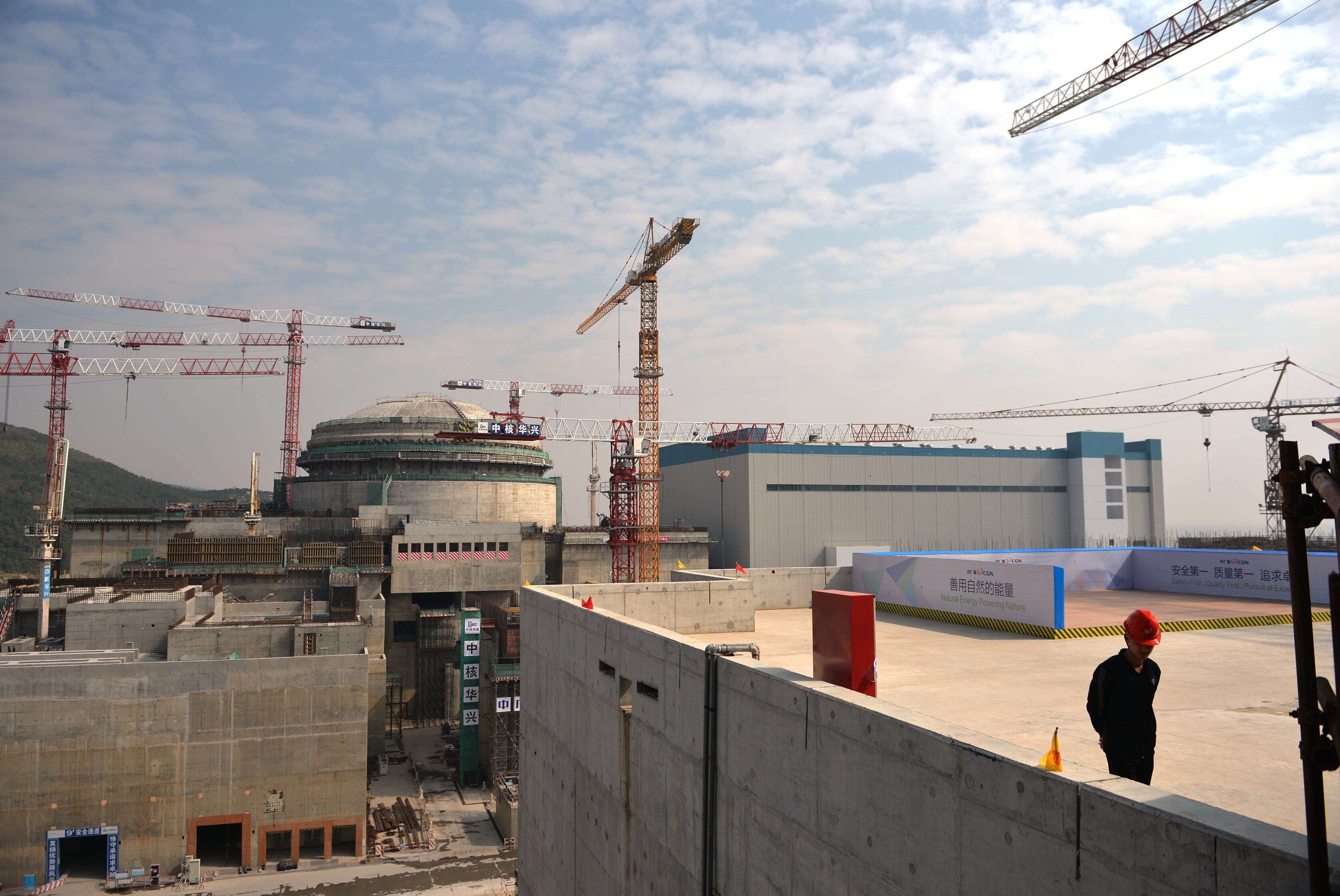 Des ouvriers attendant le premier ministre français Jean-Marc Ayrault à la centrale nucléaire de Taishan alors en construction, le 8 décembre 2013.