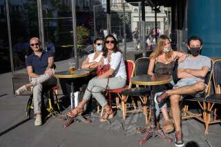 Des Parisiens assis en terrasse le 30 mai