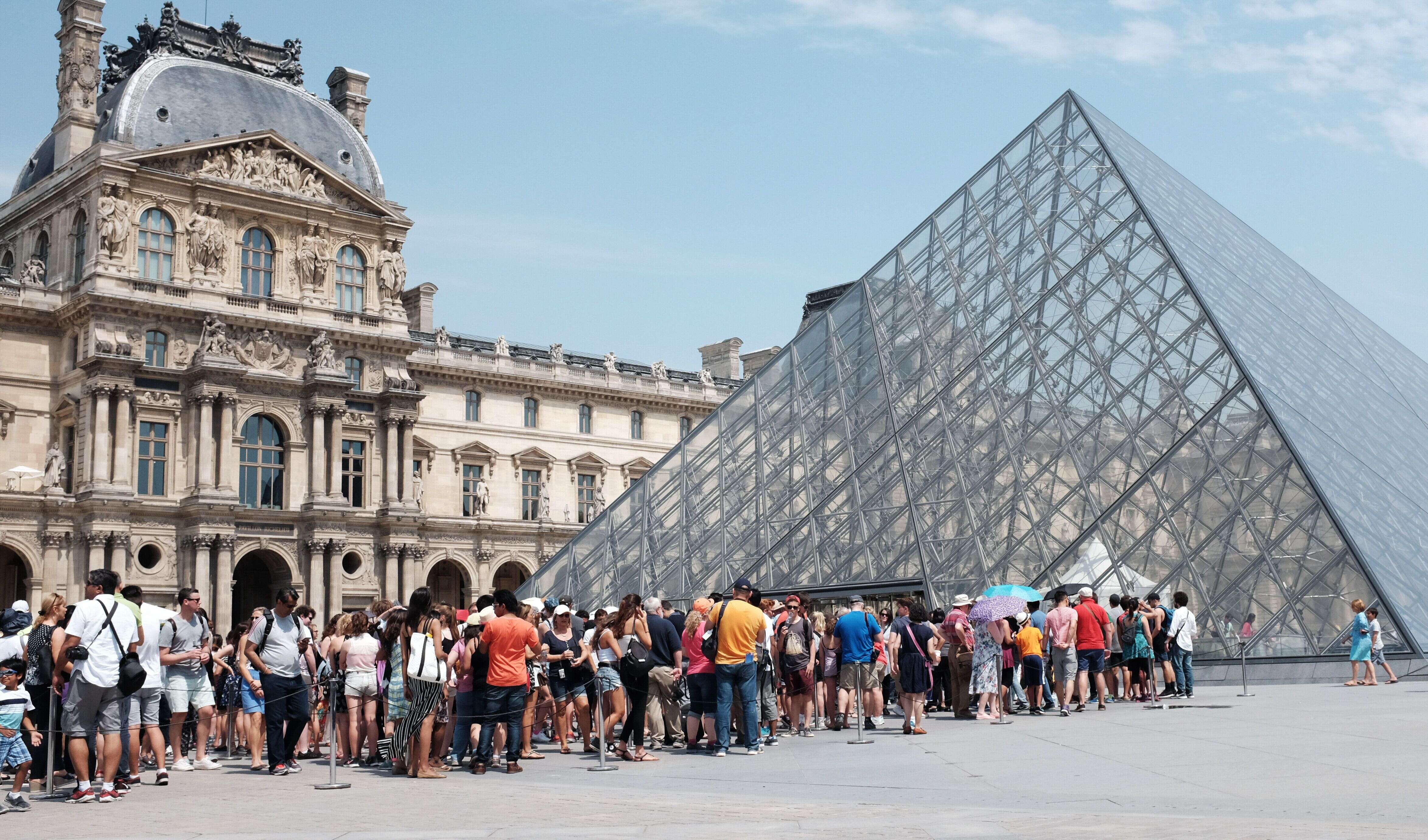 Au Louvre et dans d'autres musées, les réservations obligatoires réduiront-elles les files d'attente?