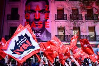 Les partisans du parti socialiste de Pedro Sanchez réunis devant le siège du PSOE à Madrid, ce 28 avril.