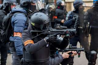 La police armée de LBD lors d'une manifestation contre le projet de réforme des retraites, à Paris, le 11 janvier 2020.