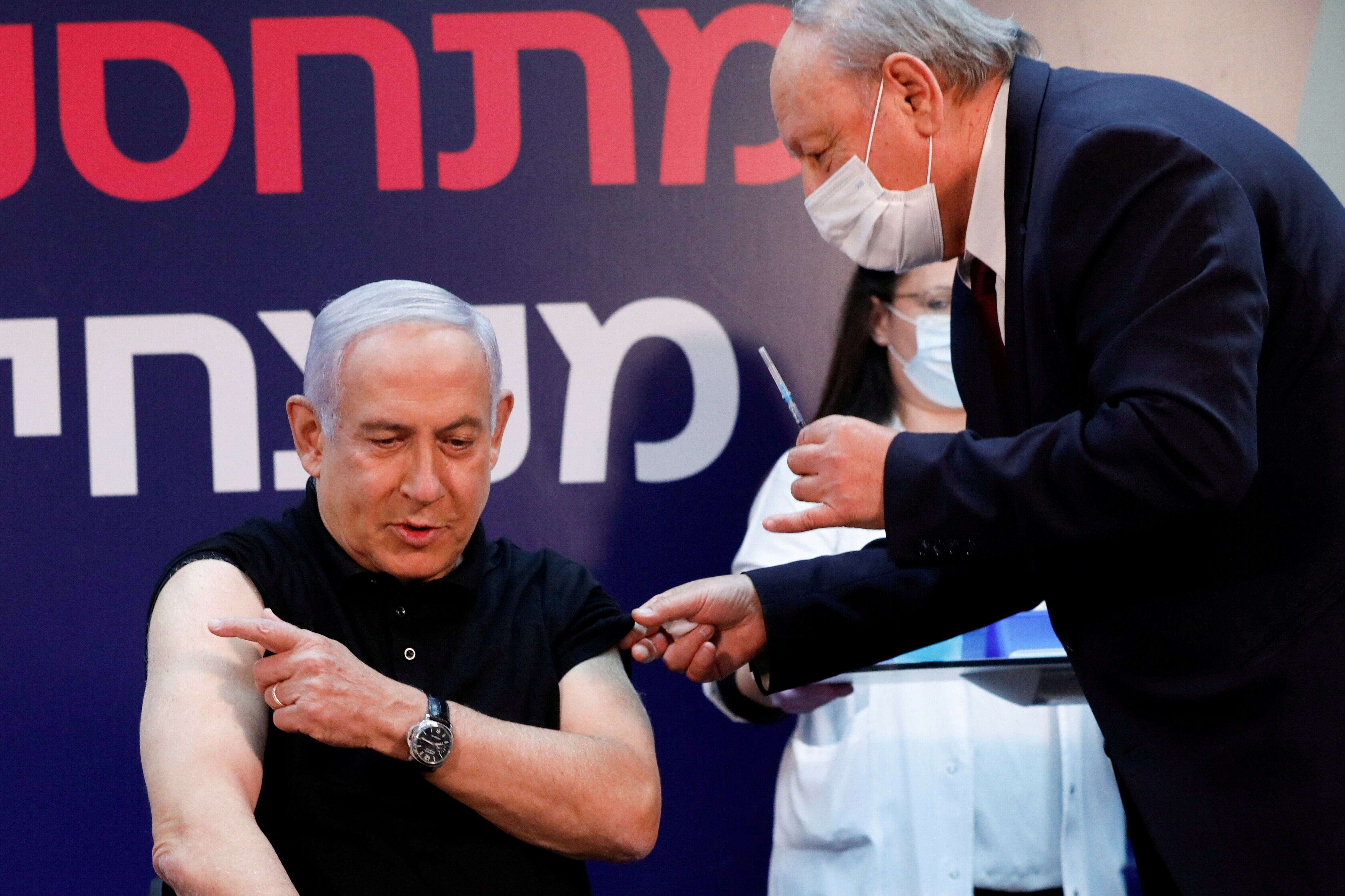 Premier de cordé. Le Premier ministre Benjamin Netanyahu se prépare à recevoir le vaccin contre le Covid-19 au Centre médical Sheba, à Ramat Gan en Israël, le 19 décembre pour le premier jour de la campagne.