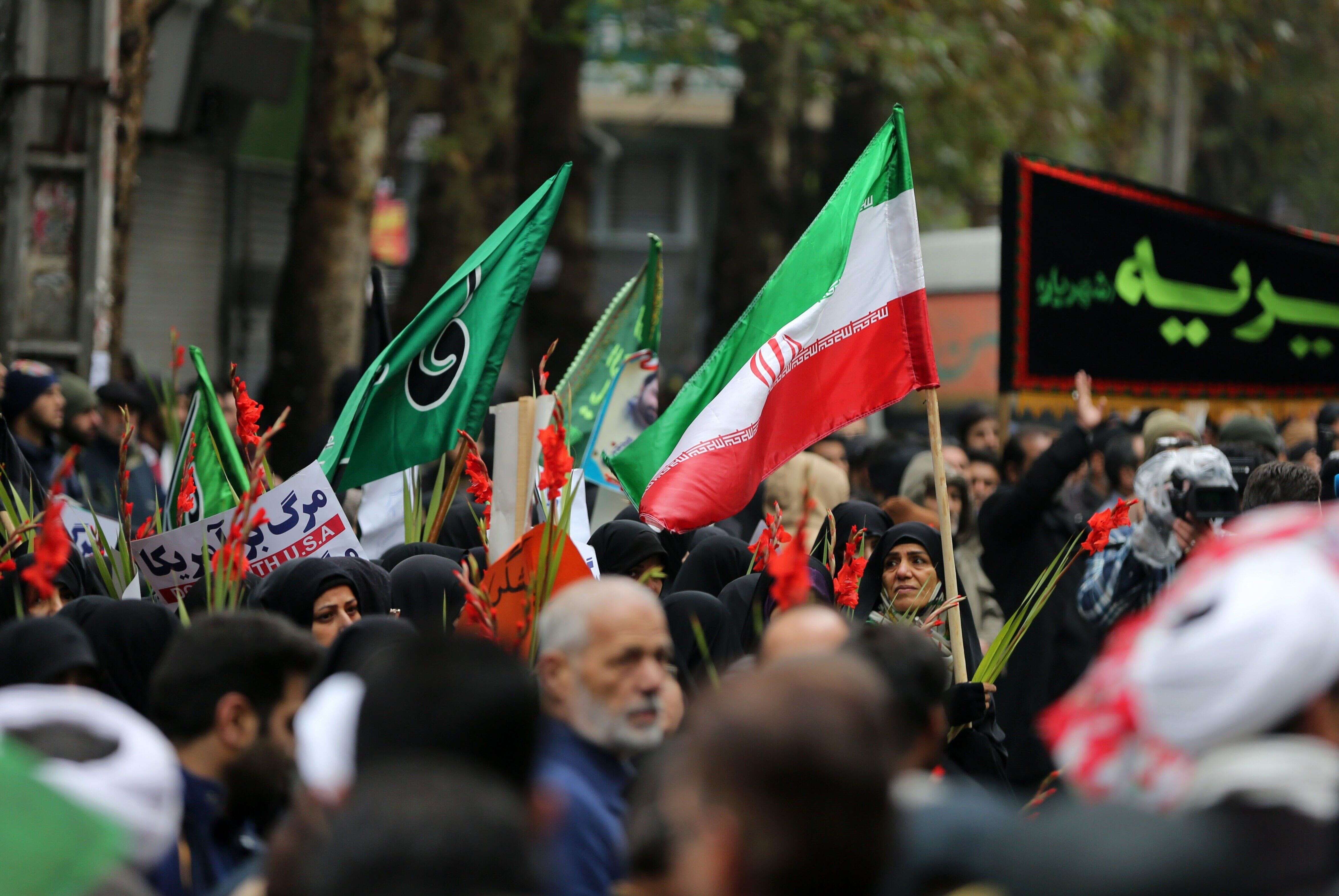 À Téhéran le 20 novembre, lors de la cérémonie funéraire des deux officiers de police tués lors des manifestations contre le prix de l'essence.