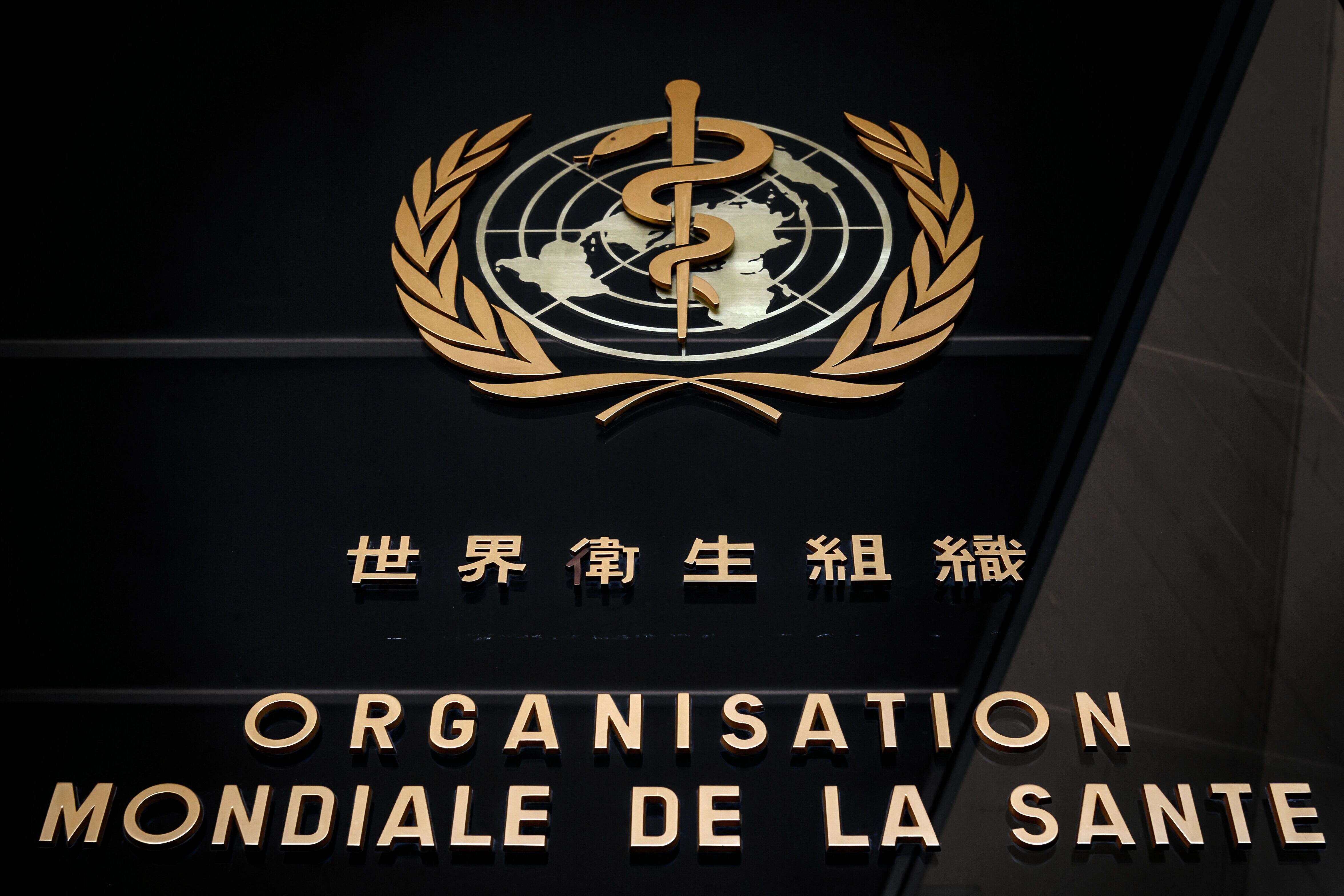 Le logo de l'Organisation mondiale de la santé (OMS) écrit en français et en chinois à l'entrée du siège à Genève, en Suisse.