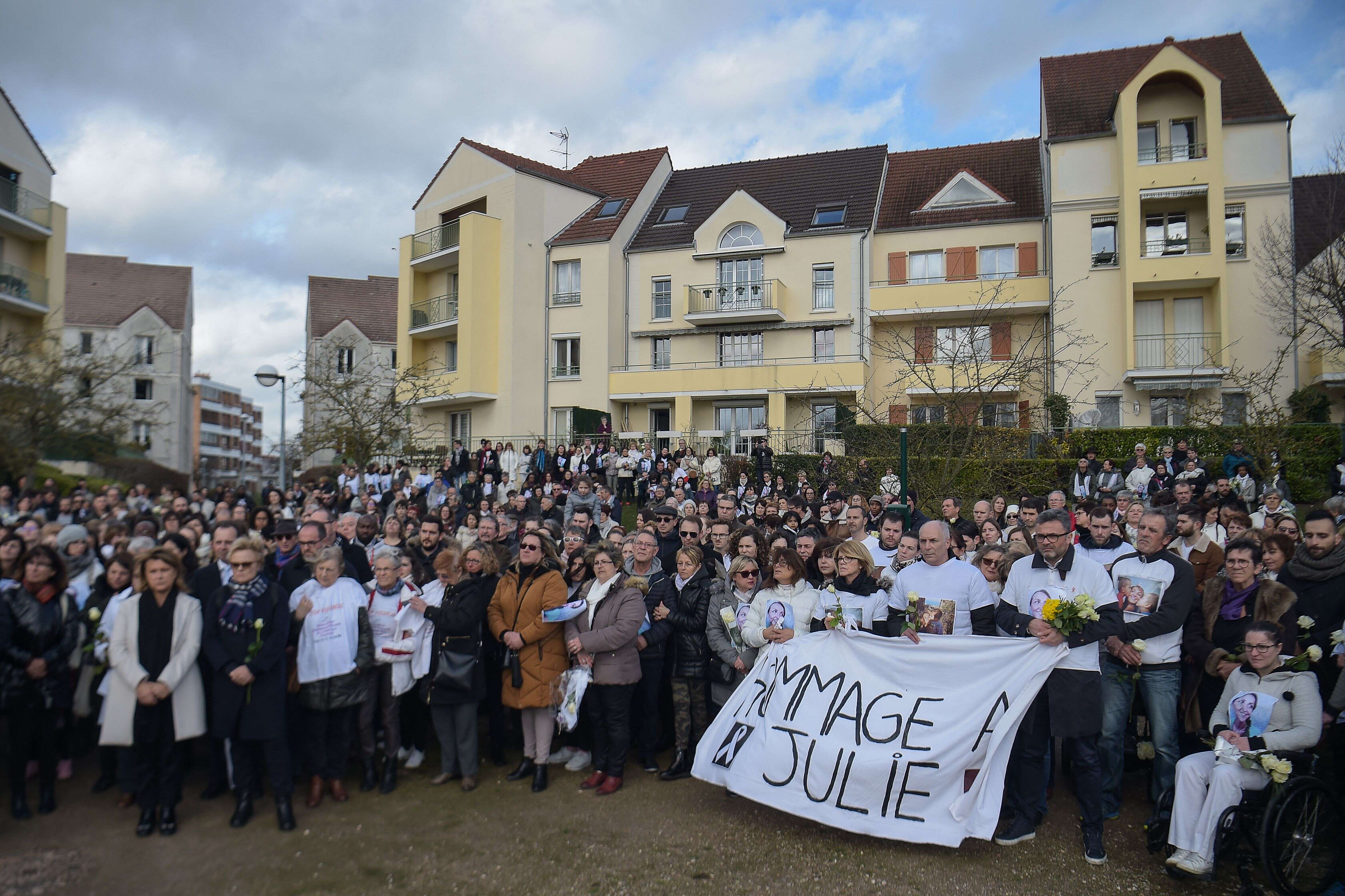 En mars 2019, une marche blanche avait réuni des milliers de personnes après la mort de Julie Douib, tuée par son ex-compagnon (Photo by Lucas BARIOULET / AFP)