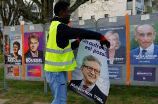 Un agent public collant les affiches des candidats à l'élection présidentielle sur les panneaux électoraux à Saint-Herblain près de Nantes (illustration)