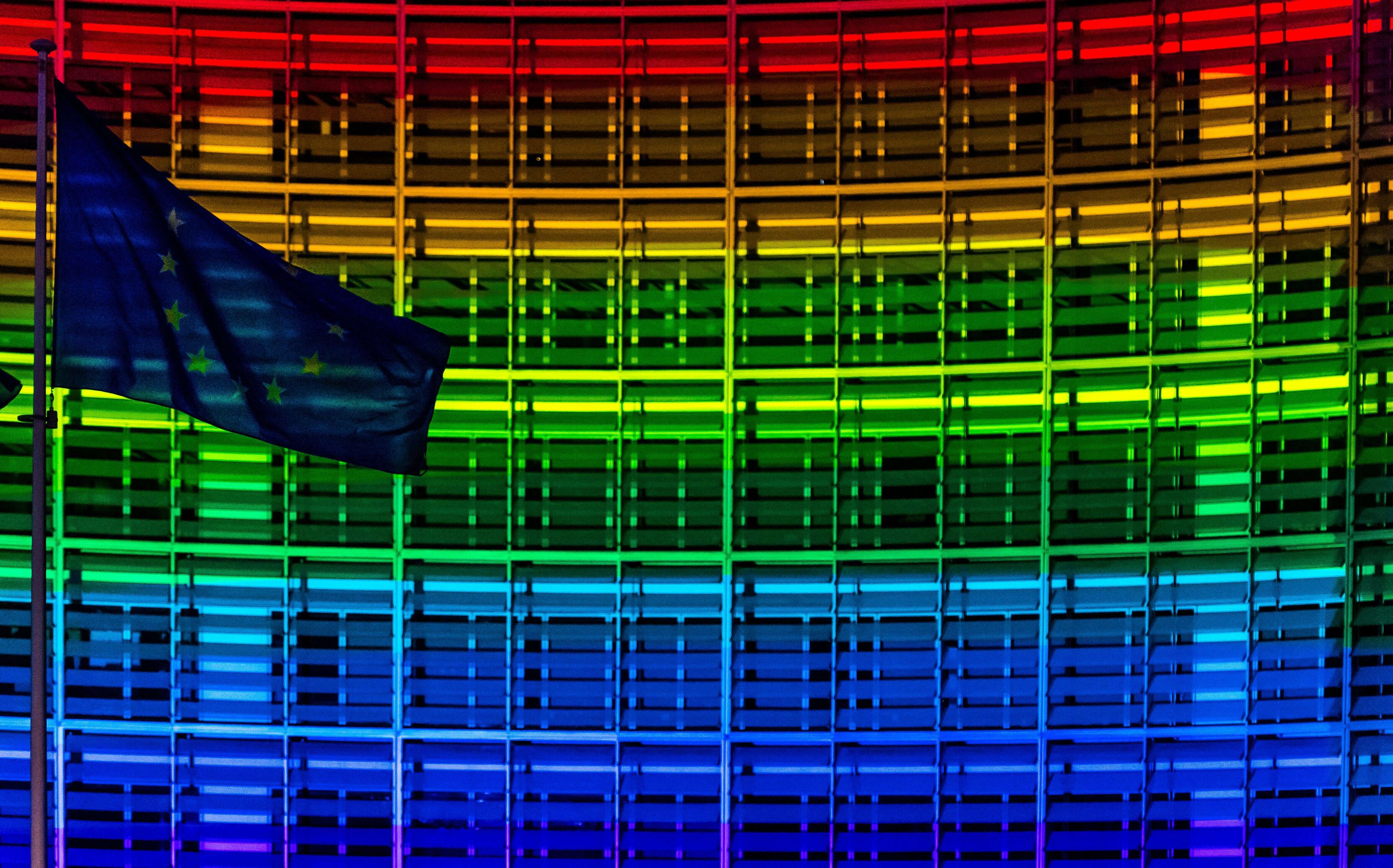 Les couleurs LGBT projetées sur les locaux de la commission européenne au mois de mai (illustration)