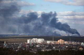 De la fumée s'élevant après des bombardements à la périphérie de Kiev, en Ukraine, le 27 février 2022.