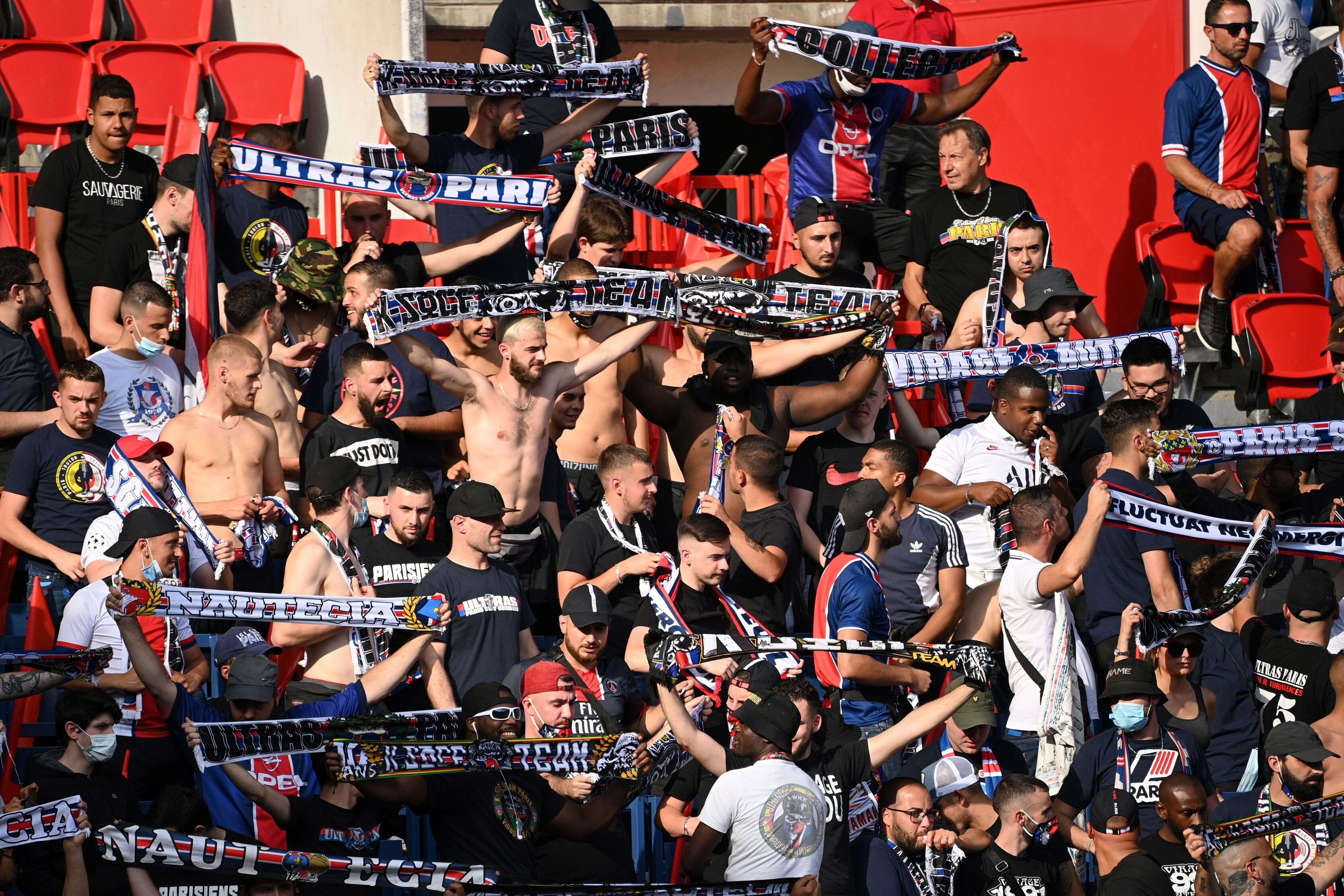 L’absence de distanciation sociale au Parc des Princes pendant la rencontre entre le PSG et Waasland-Beveren le 17 juillet a suscité l’indignation de plusieurs acteurs du sport français.