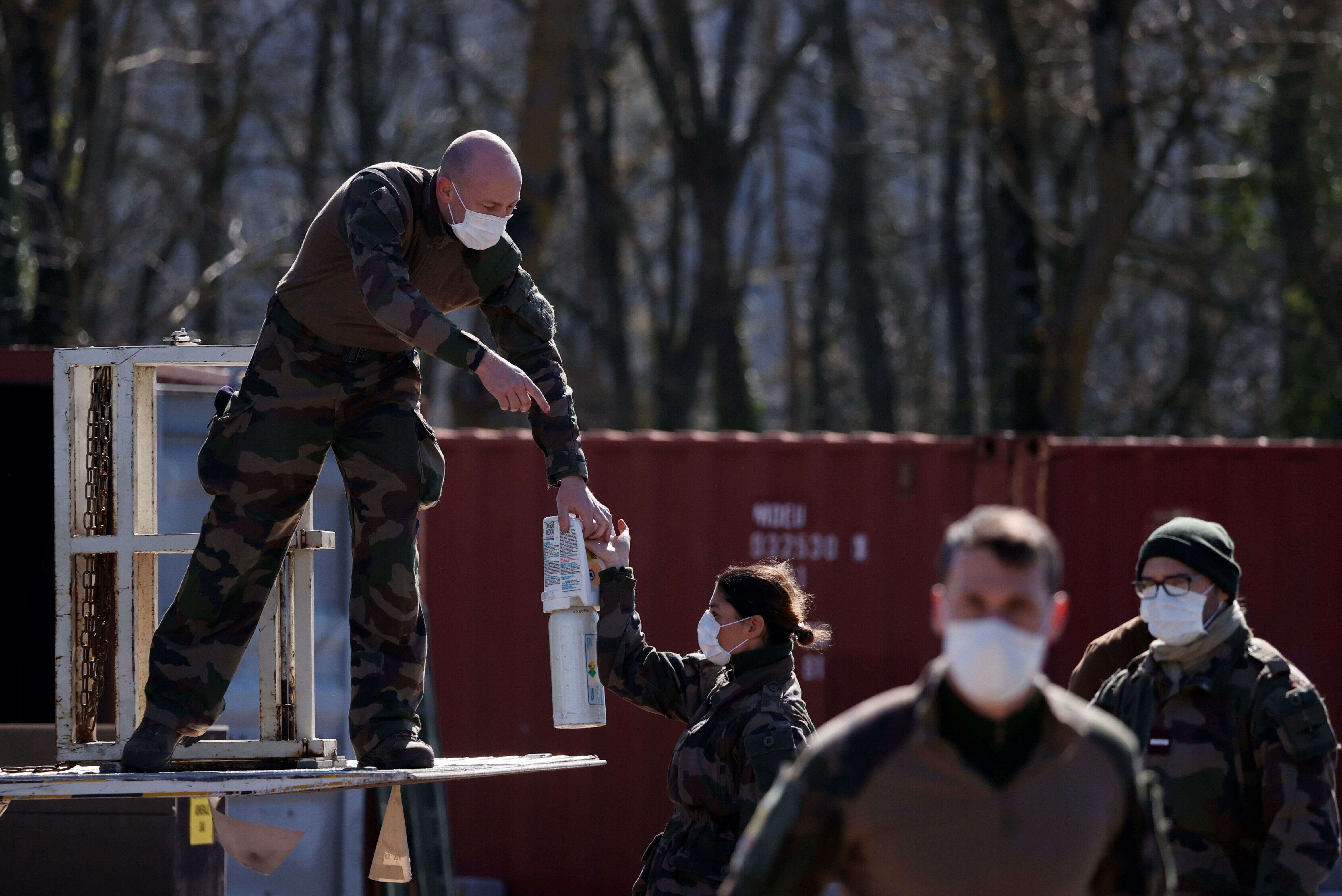L'AP-HP teste l'oxygénation à domicile pour désengorger les hôpitaux (photo de militaires déchargeant une bouteille d'oxygène à Mulhouse le 24 mars, lors de la mise en place de l'hôpital de campagne)