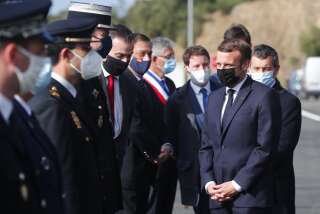 Emmanuel Macron accompagné notamment de Gérald Darmanin à la frontière entre la France et l'Espagne en novembre 2020 (photo d'illustration).