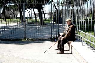 Un homme âgé près d'un parc fermé à Rome face à l'épidémie de coronavirus, le 25 mars 2020 (photo d'illustration)