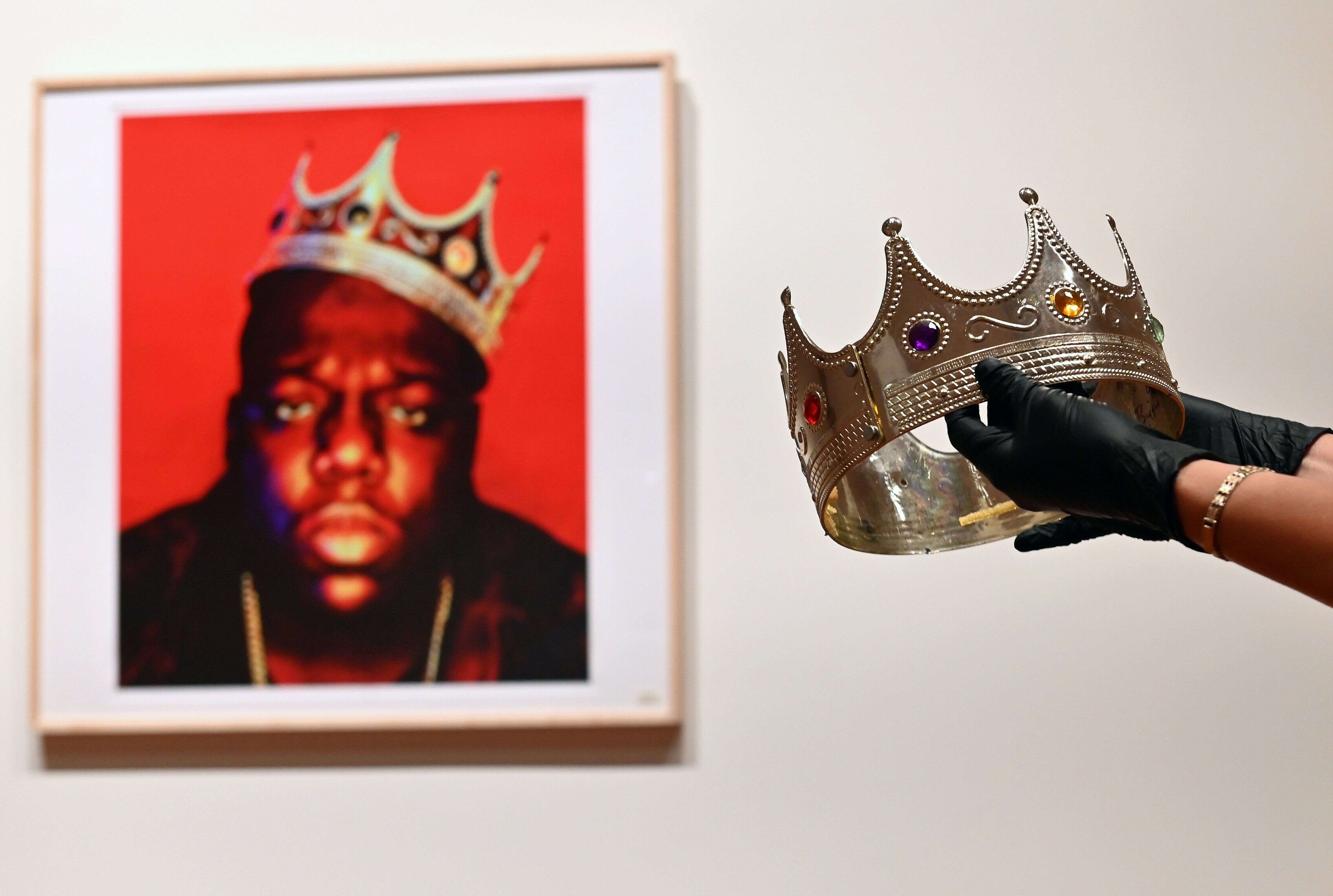 La célèbre couronne en plastique portée par le rappeur Notorious B.I.G a été vendue aux enchères, mardi 15 septembre, pour près d’un demi-millions d’euros.