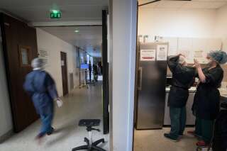 96 nouveaux décès dus au coronavirus ont été enregistrés en France en 24 heures (Image d'illustration: dans l'unité Covid-19 de l'hôpital Lariboisière à Paris le 27 avril).