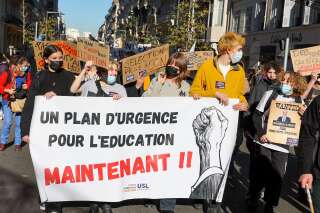Des manifestants lors d'une journée de mobilisation dans l'Éducation nationale, à Marseille, le 13 janvier 2022.