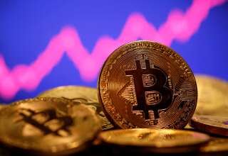 Après avoir vu sa valeur tripler au cours des trois derniers mois, le bitcoin a dépassé la valeur de 60.000 dollars pour la première fois.
