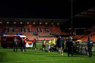Les secours sur la pelouse du stade du Moustoir, à Lorient, le 20 décembre 2020.