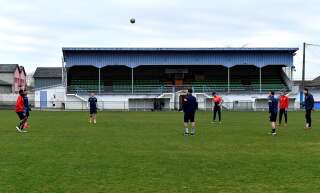 Des joueurs de l'équipe de foot amateur de Bergerac s'entraînent au stade de Campréal le 20 février 2017.