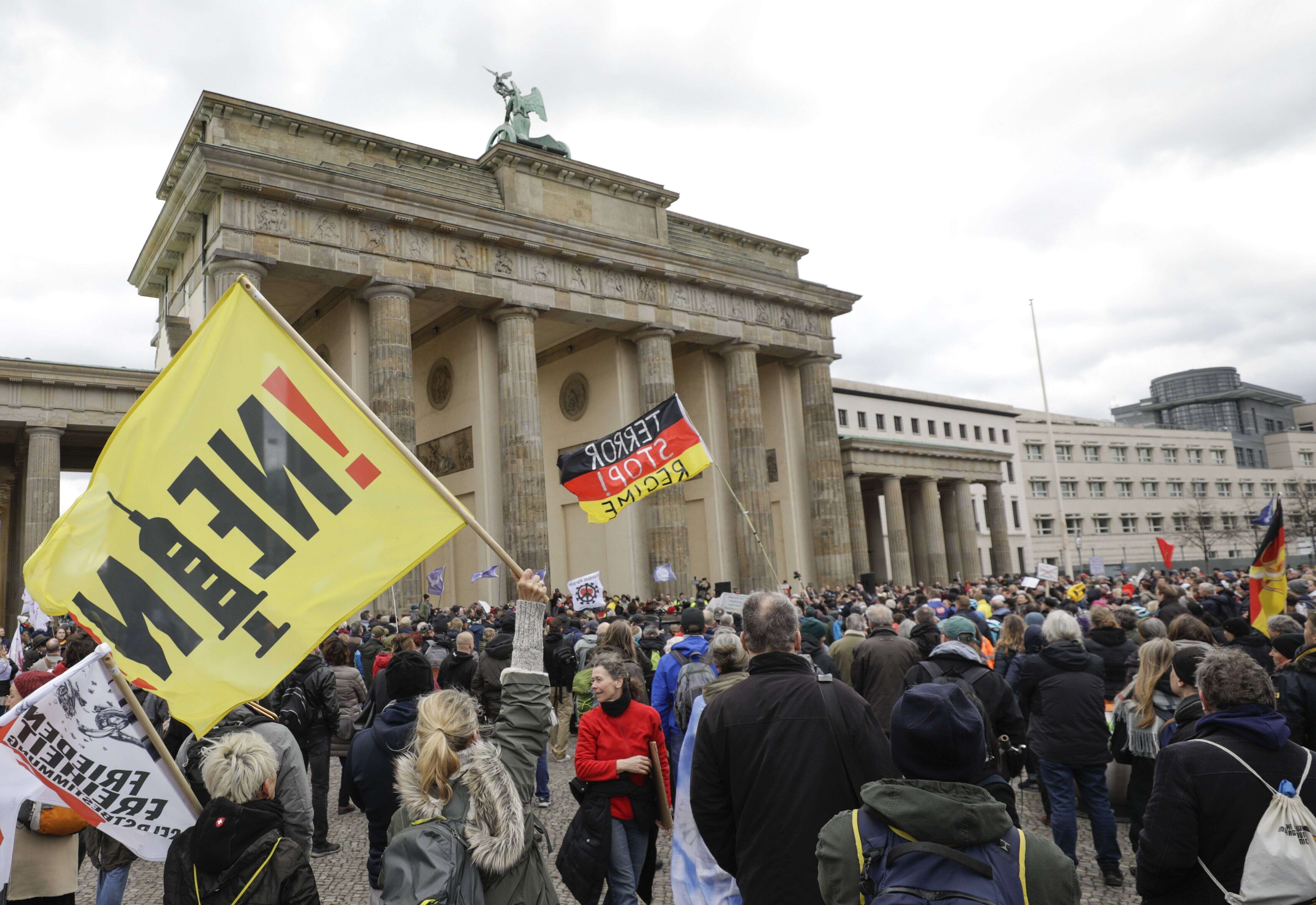 Manifestation anti-vaccin à Berlin le 7 avril pour protester contre un projet discuté au Bundestag allemand pour rendre le vaccin contre le Covid-19 obligatoire pour les personnes de plus de 60 ans.