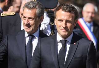 Emmanuel Macron et son prédécesseur Nicolas Sarkozy lors d'une cérémonie en hommage aux résistants de la Seconde Guerre mondiale tués sur le plateau des Glières le 31 mars 2019 au cimetière militaire Nécropole de Morette à Thônes, dans les Alpes françaises.