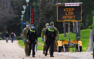 Des policiers et des soldats patrouillant sur un chemin populaire à Melbourne en Australie, le 4 août 2020.