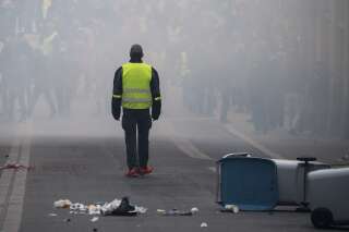 Un manifestant en gilet jaune dans un nuage de gaz lacrymogènes à Nantes, ce samedi 16 novembre.