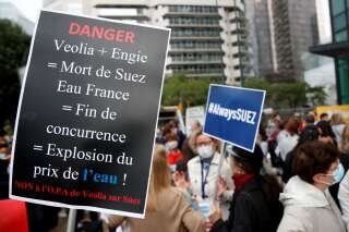 Des employés de Suez manifestent contre le projet de rachat par Veolia près du siège de l'entreprise à La Defense près de Paris, le 8 septembre 2020. (Photo REUTERS/Gonzalo Fuentes)