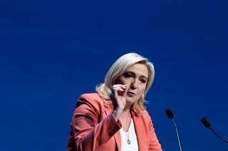 Marine Le Pen photographiée devant les maires de France à Montrouge le 15 mars (illustration)