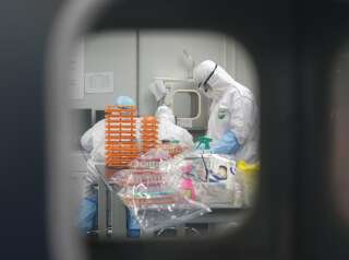 Plus qu'un quart des Français pensent que le virus a été créé en laboratoire (Photo: recherches menées dans un laboratoire de Wuhan, d'où est parti le coronavirus)