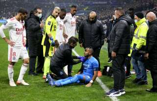 Dimanche 21 novembre au soir, le footballeur de l'Olympique de Marseille Dimitri Payet a été touché à la tête par une bouteille d'eau envoyée des tribunes par un supporter de l'Olympique lyonnais. Ce dernier est jugé en comparution immédiate ce mardi.