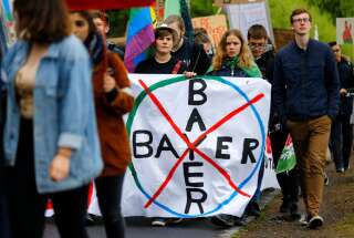 Des manifestants écologistes manifestent contre la fusion en Bayer et Monsanto.