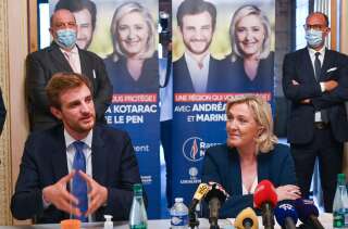 Juliette Planche, qui a relayé des propos antisémites, est en position éligible sur la liste RN d'Andréa Kotarac, ici au côté de Marine le Pen pour le lancement de la campagne des régionales de ce mois de juin.