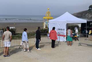 Des personnes attendant d'être testées pour le Covid-19, sur la plage de Pentrez à Saint-Nic (Finistère), le 12 août 2020.