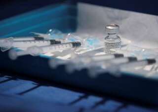 Pfizer-BioNTech estiment leur vaccin efficace contre les variants anglais et sud-africain (Photo prétexte de vaccins contre le coronavirus par REUTERS/Yves Herman)
