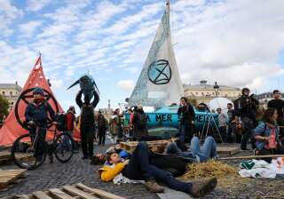 Des militants écologistes d'Extinction Rebellion sur le Pont au Change à Paris, lundi 7 octobre.